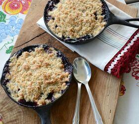 skillet bourbon peach and blueberry crumble