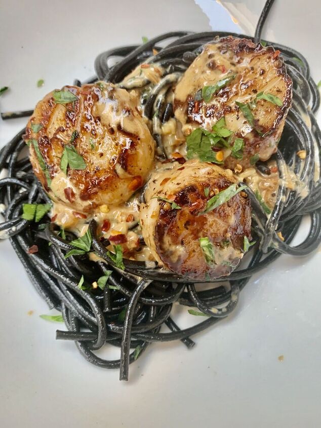 seared scallops in creamy garlic sauce