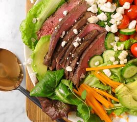 mixed greens steak salad with red wine vinaigrette