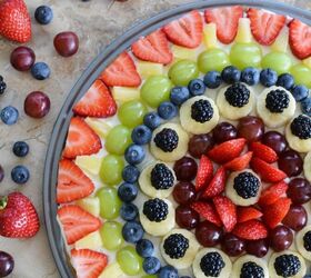 fruit pizza with chocolate chip cookie crust