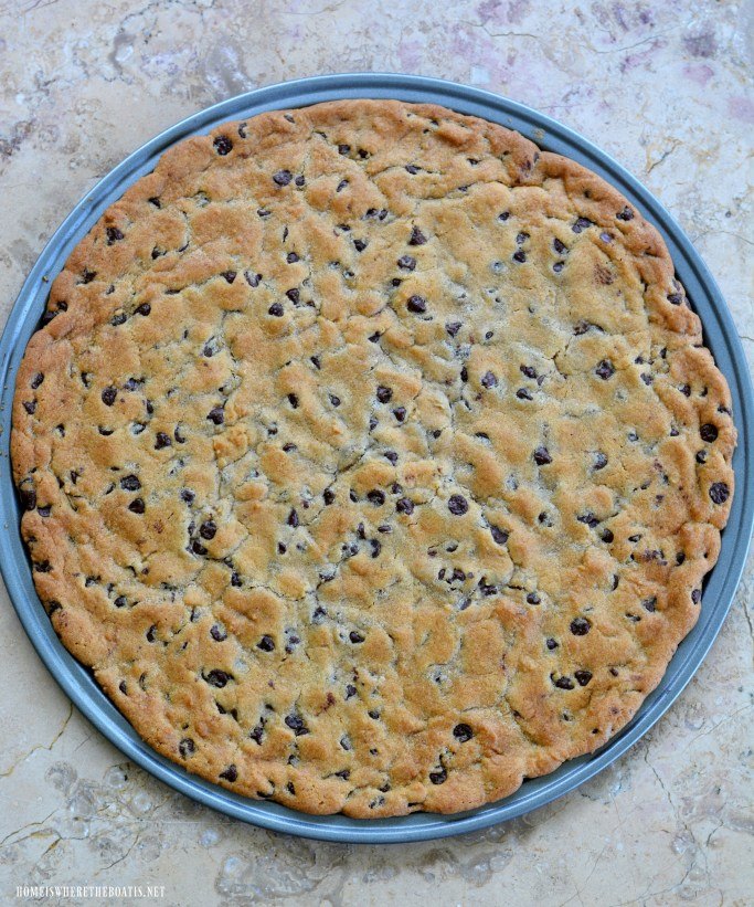 fruit pizza with chocolate chip cookie crust