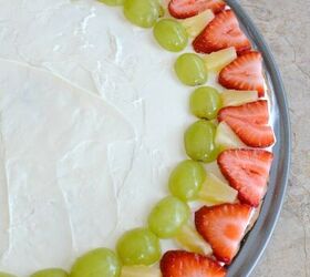 fruit pizza with chocolate chip cookie crust