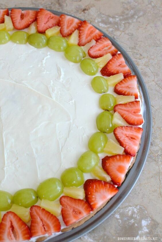 fruit pizza with chocolate chip cookie crust