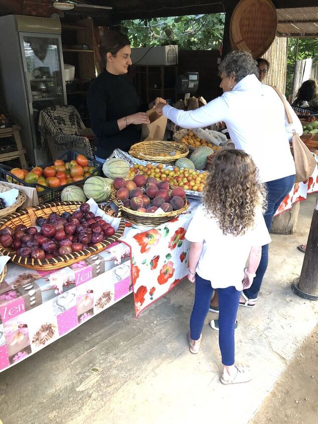 peach and mozzarella salad with orange basil and poppy seed dressing, Picking the perfect PEACH at our fruit stand