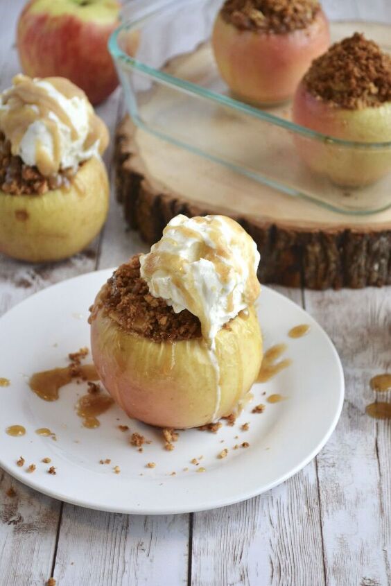 baked apples with graham cracker crumble