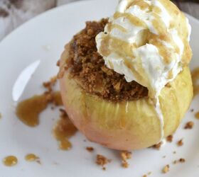 baked apples with graham cracker crumble