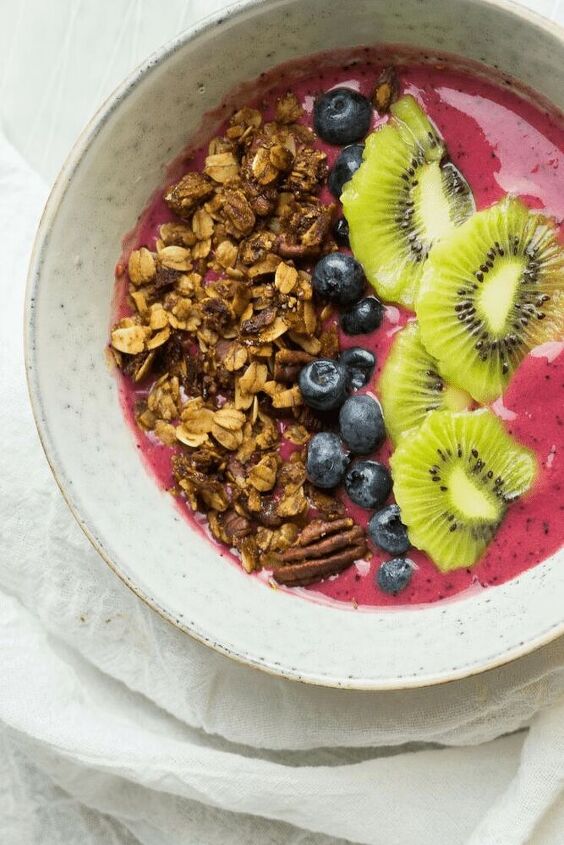 5 minute antioxidant rich raspberry smoothie bowl