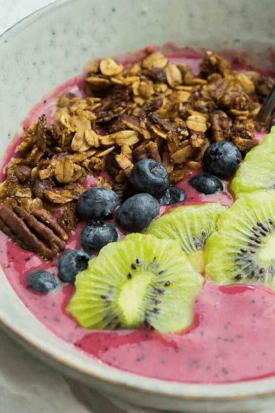 5 minute antioxidant rich raspberry smoothie bowl