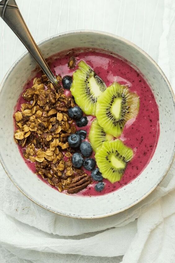 5 minute antioxidant rich raspberry smoothie bowl