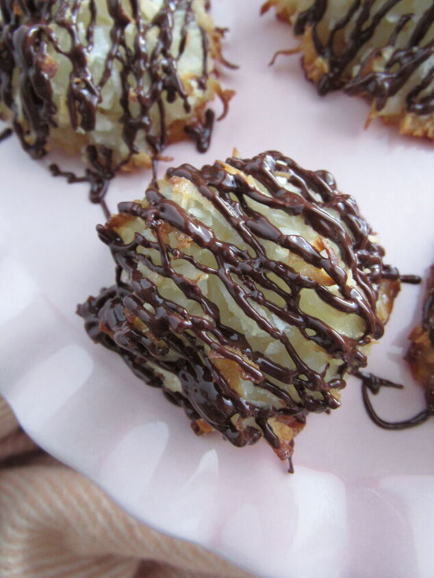 coconut macaroons with dark chocolate drizzle