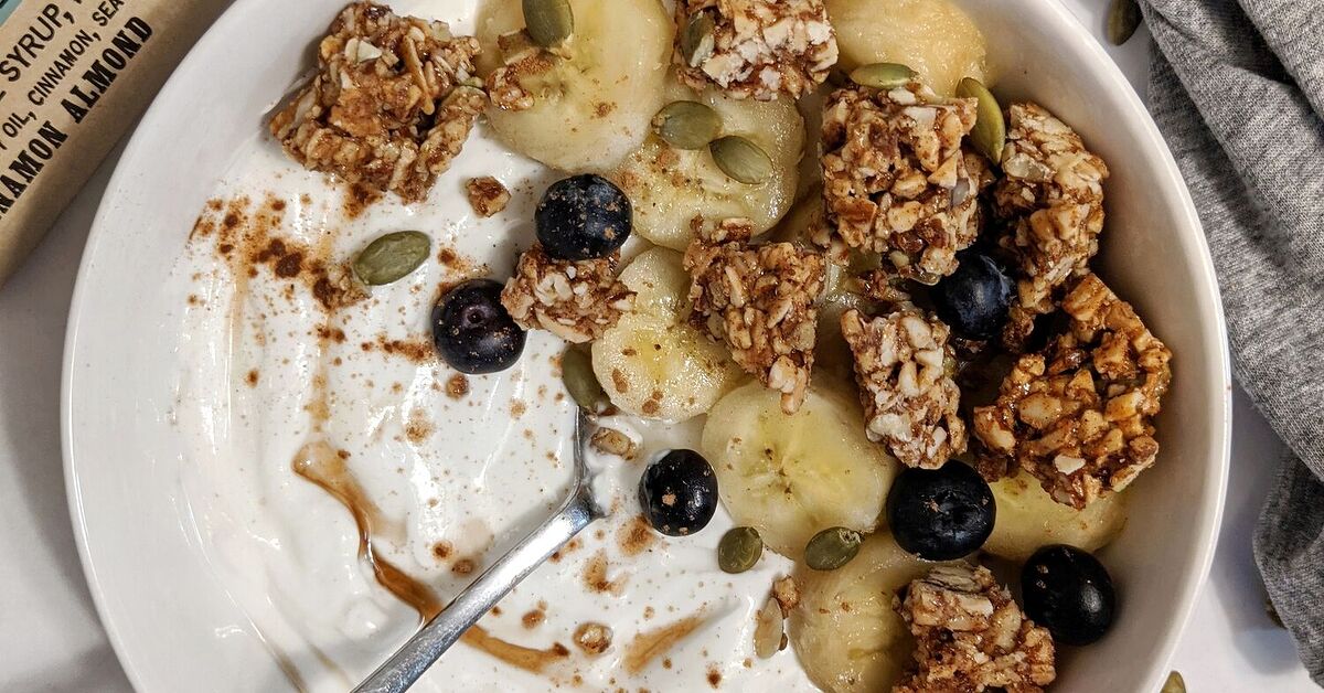 The Perfect Greek Yogurt Breakfast Bowl | Foodtalk