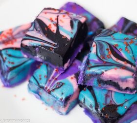 This quick and easy 4-ingredient galaxy fudge looks amazing & tastes out of this world!