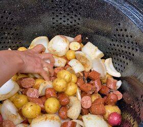seafood crab boil, Hand mixing
