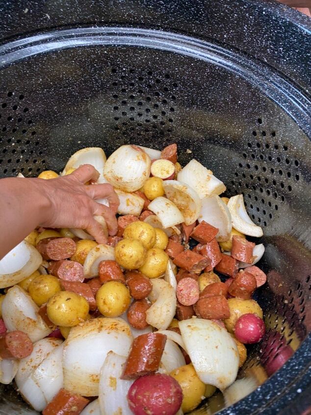 seafood crab boil, Hand mixing
