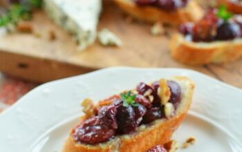Blue Cheese Crostini With Balsamic-Roasted Grapes