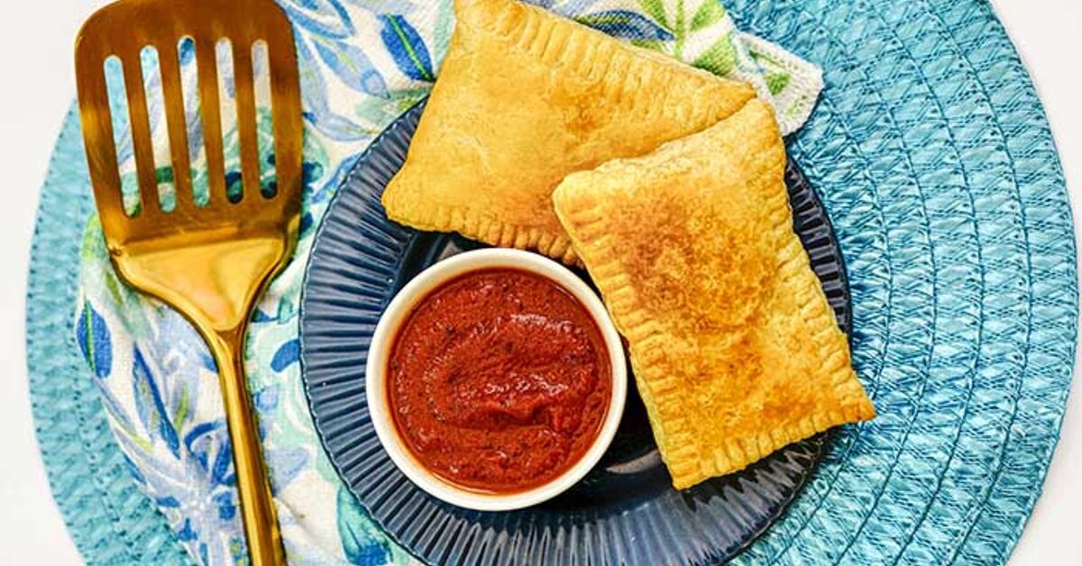 Quick and Easy Family Dinner Recipe Pizza Pocket | Foodtalk