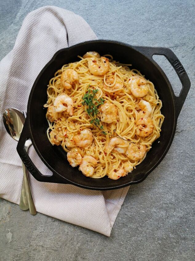 spaghetti aglio olio with prawns