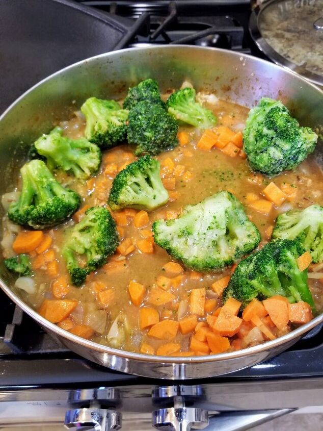 broccoli and cheddar quinoa casserole