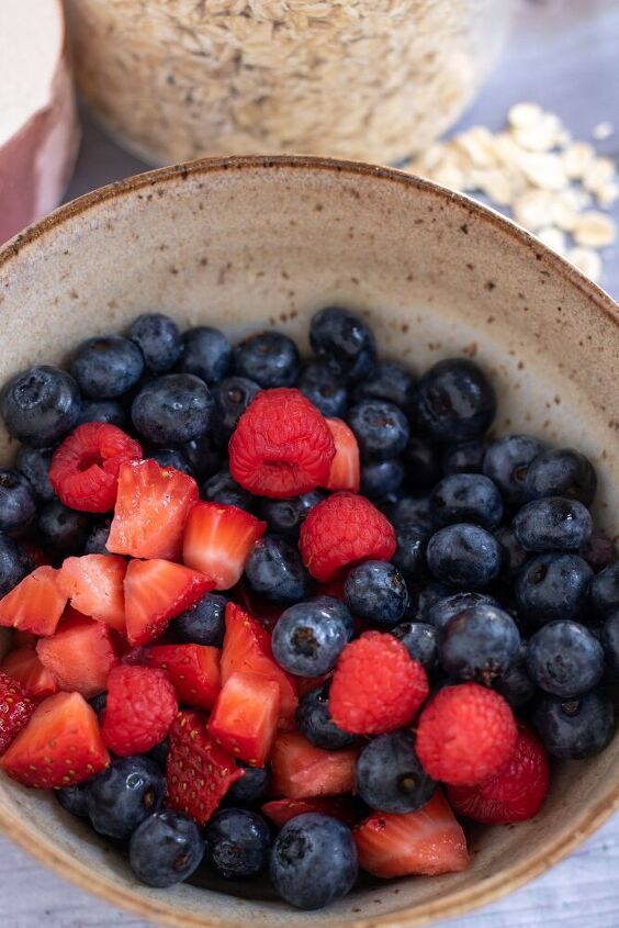 mixed berry oatmeal crumble bars