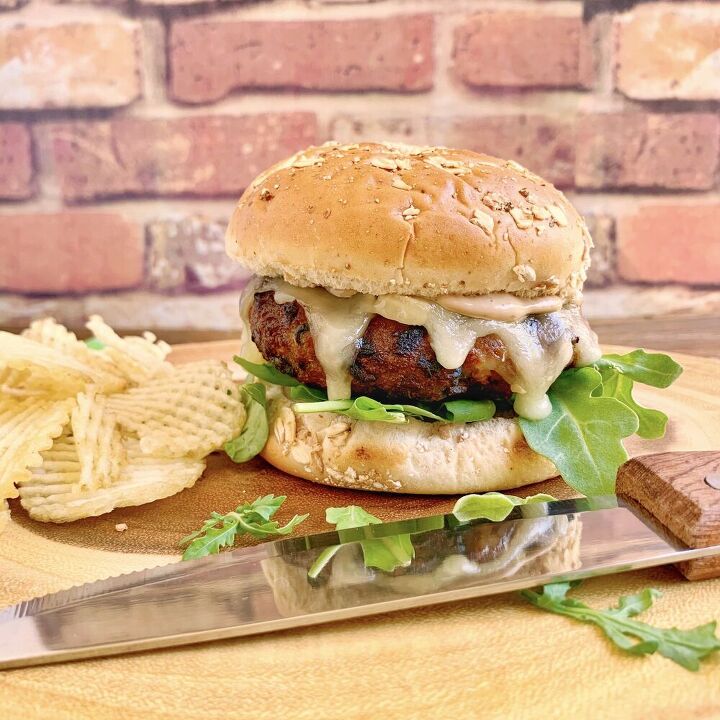 mushroom and spinach turkey burger with balsamic mayo