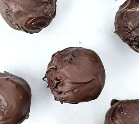 5 Ingredient Chocolate Protein Truffles