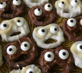 10 last minute halloween snack recipes, Ghost and Goblin Prezels