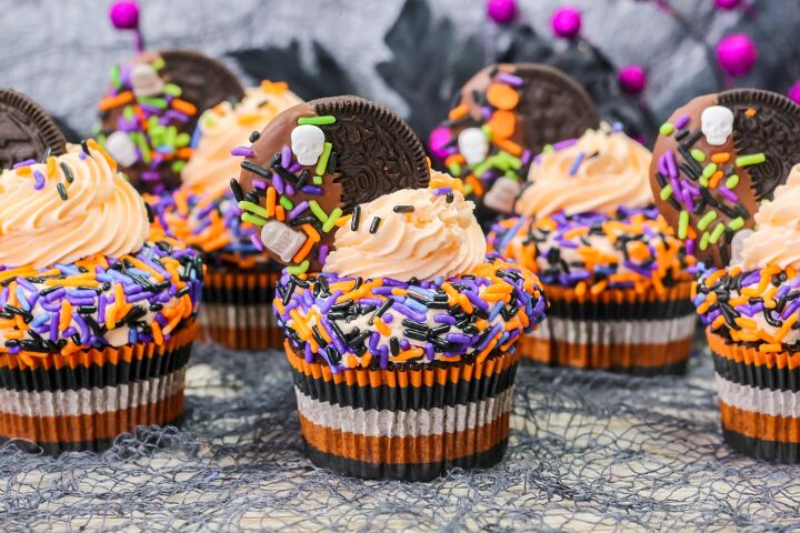 s 17 delightful cupcakes that will bring you joy, Halloween Oreo Frosting Cupcakes