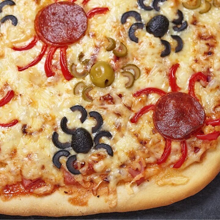 scary halloween spider pizza