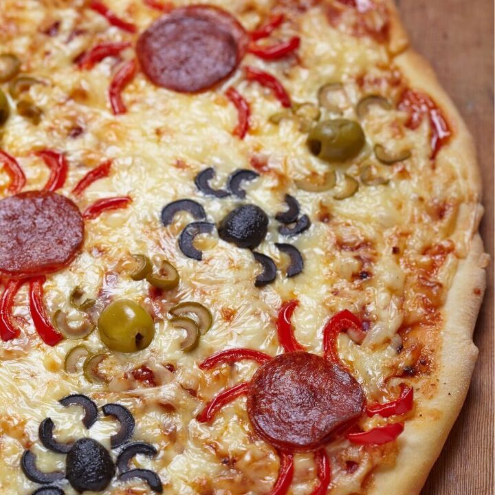 scary halloween spider pizza
