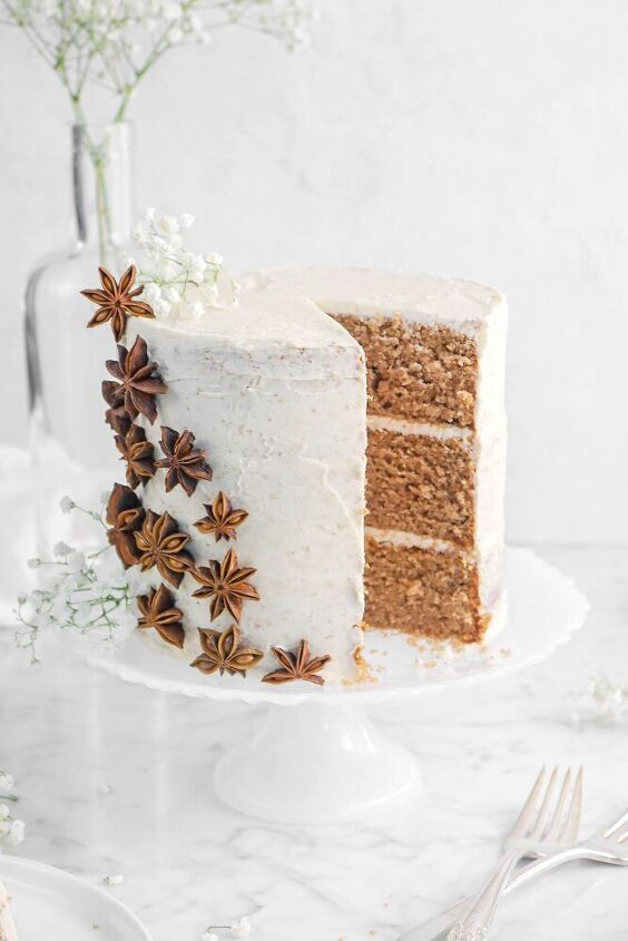 pumpkin spice cake with chai buttercream frosting