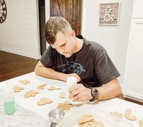 butterscotch gingerbread cookies, Even my hubby loves to help me decorate