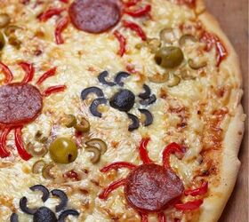 s 10 halloween treats that are even better than candy, Scary Halloween Spider Pizza
