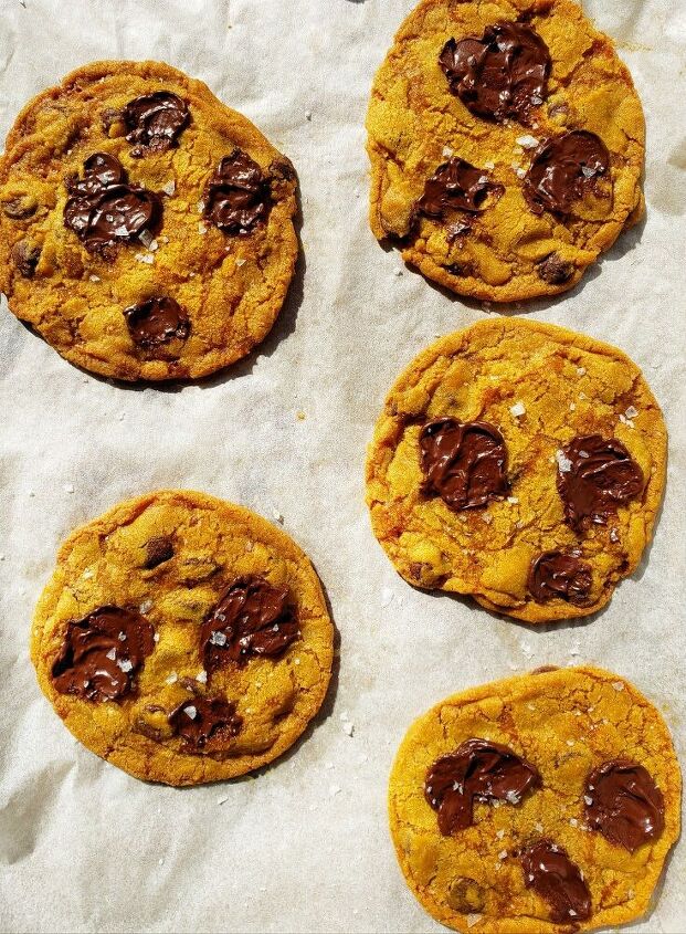 crispy pumpkin and dark chocolate puddle cookies