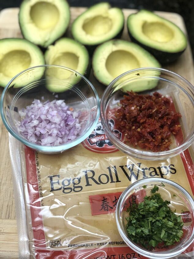 avocado egg rolls with sweet and spicy dipping sauce