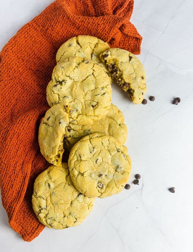 giant chocolate chip cookies