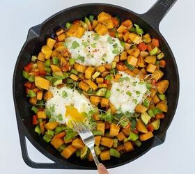 We love a good skillet recipe and this 7-ingredient hash ticks all the boxes