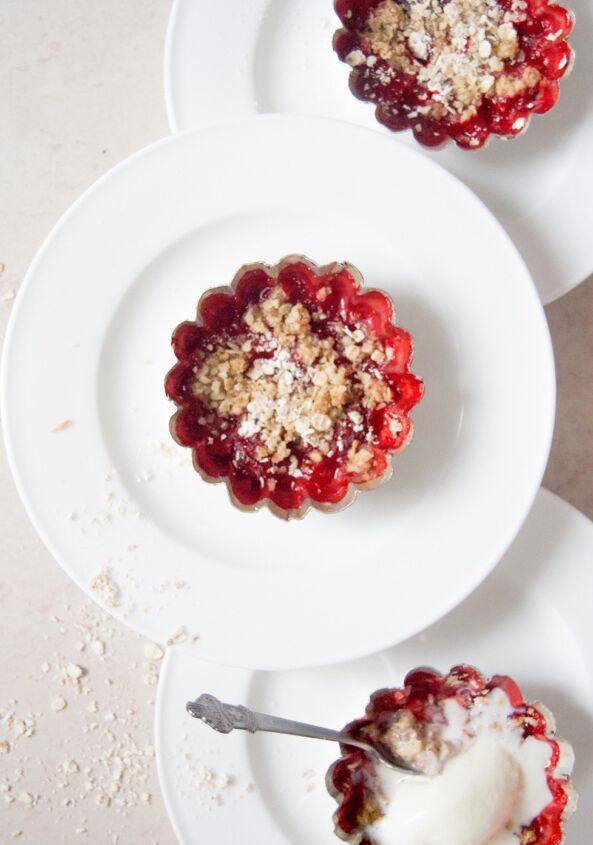 s 18 mini desserts that ll convince you to skip the pie this year, Mini Strawberry Crumbles