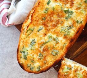 Cheesy, gooey, golden, and bubbly 6-ingredient garlic bread