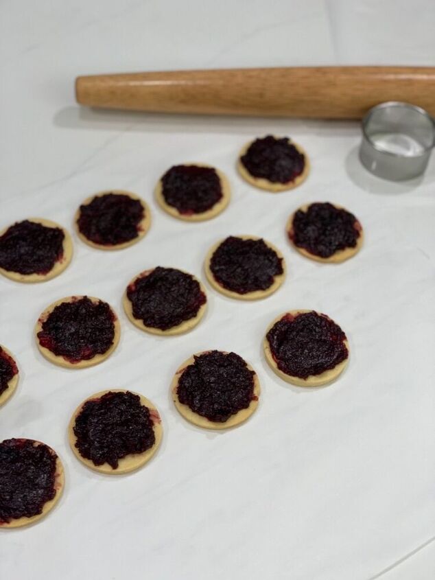 christmas linzer cookies with dark cherry cardamom jam, Spreading the jam