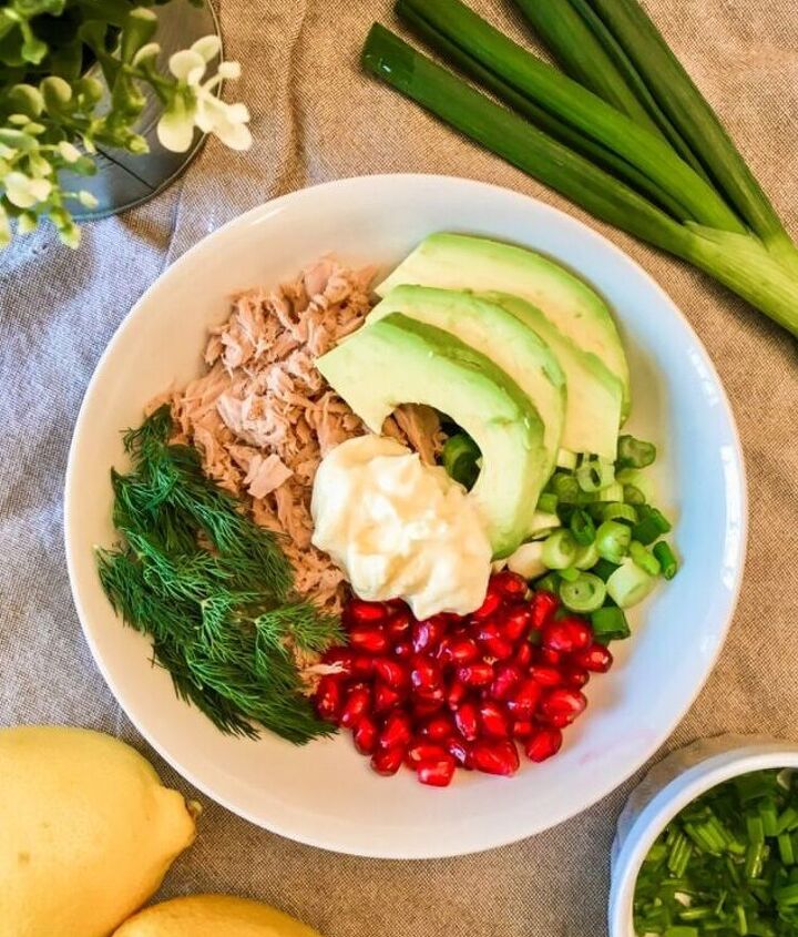 https://cdn-fastly.foodtalkdaily.com/media/2020/12/18/6369038/pomegranate-avocado-tuna-salad.jpg?nocrop=1&size=720x845&utm_source=chatgpt.com