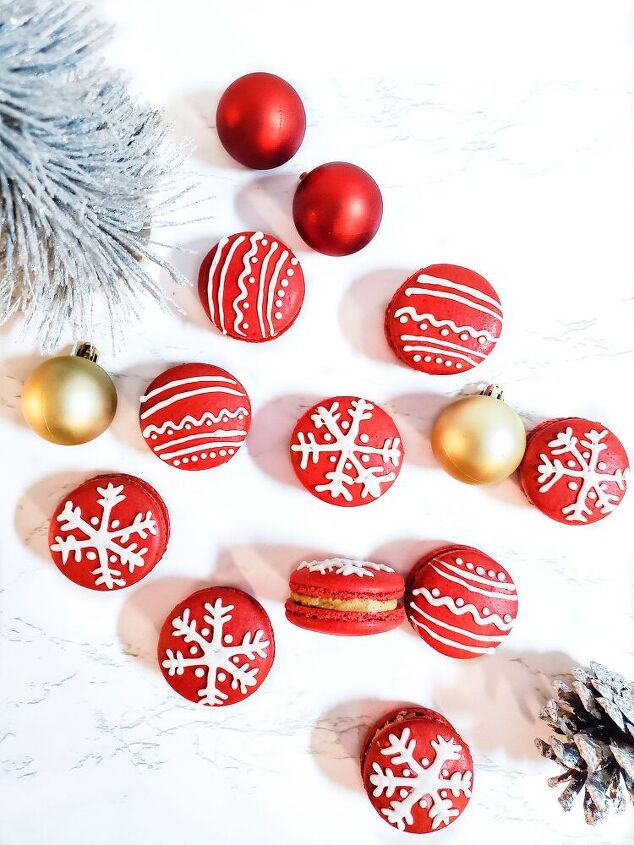 cranberry ornament macarons with gingerbread buttercream