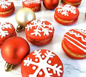 cranberry ornament macarons with gingerbread buttercream