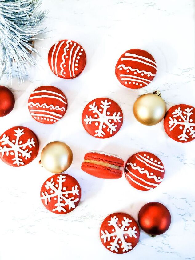 cranberry ornament macarons with gingerbread buttercream