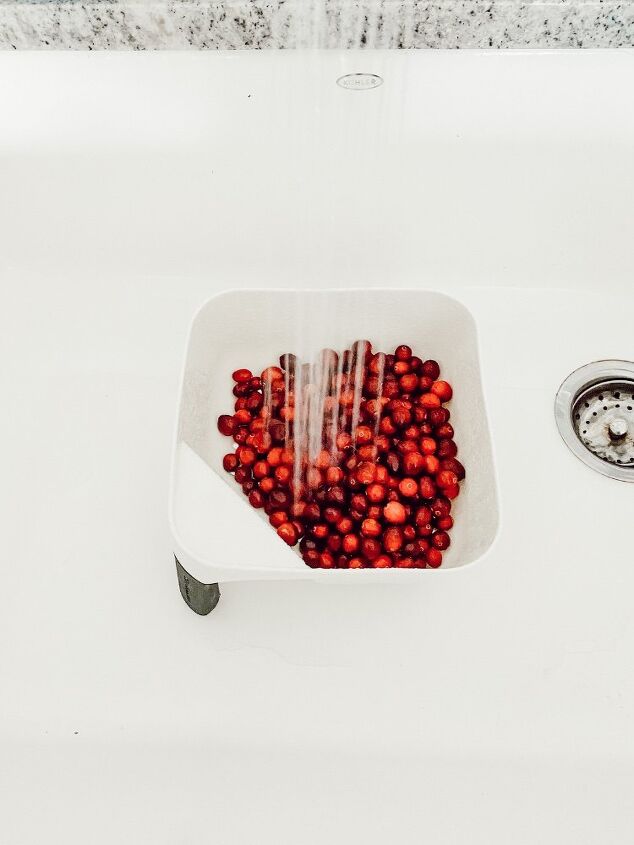 easy homemade cranberry sauce, Rinsing the cranberries