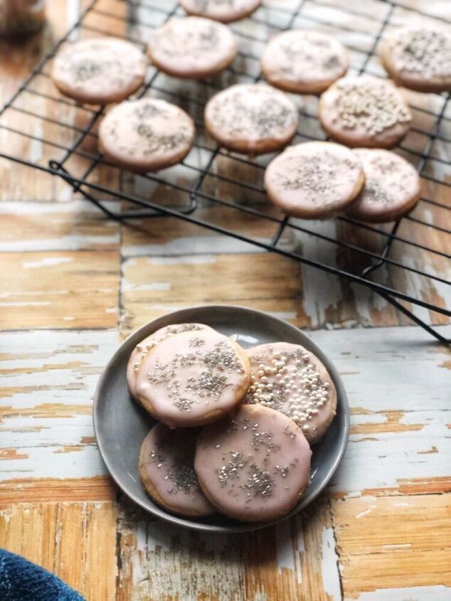 red berry prosecco shortbread cookies