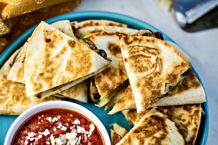 sausage mushroom pizza dillas