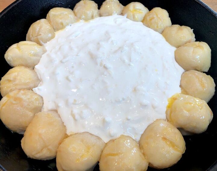 pretzel ring with cream cheese mustard dip
