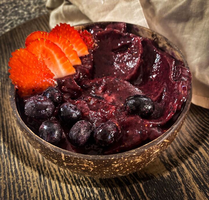 s 3 low calorie breakfast ideas that are delicious and nutritious, Super Thick Berry Smoothie Bowl