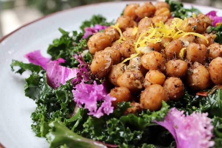 kale salad with roasted chickpeas