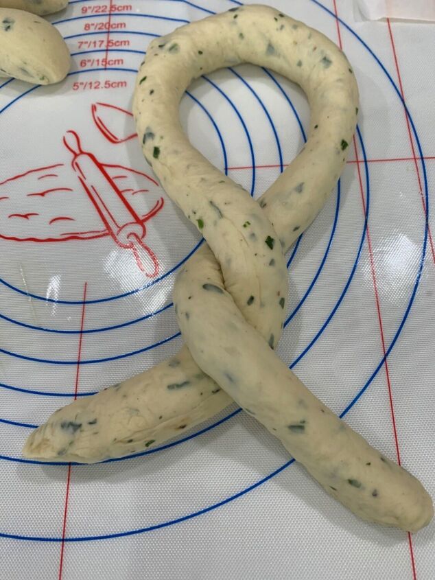 fluffy jalapeo pretzel, Shaping contd